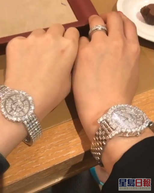蔡天凤与丈夫戴上情侣钻石Bling Bling表。