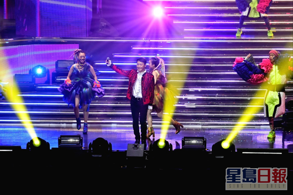 黎明在澳门举行合共14场《「新濠尊属系列」黎明STAGE ON 8演唱会》。