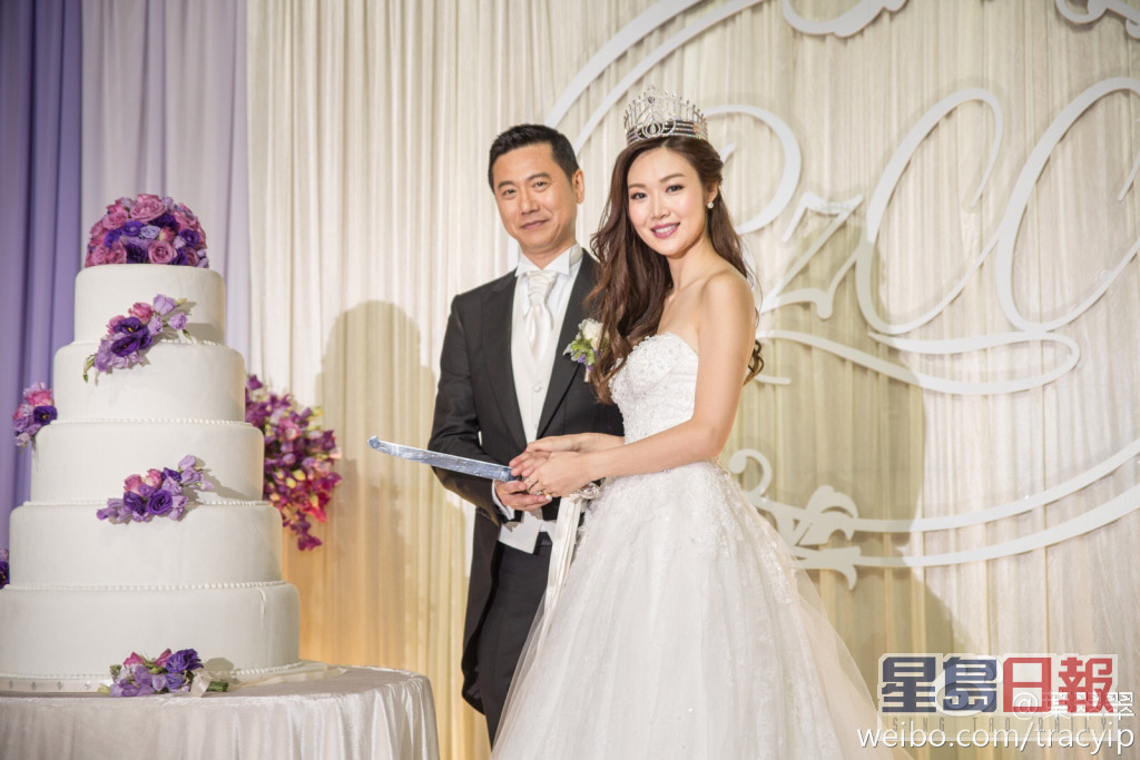 葉翠翠2010年與建築師老公周曉東結婚，當時她更戴上港姐后冠出嫁。