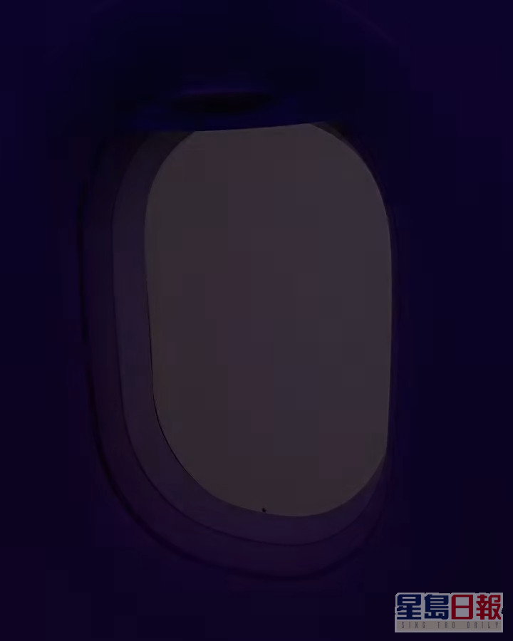 Miley上载飞机窗外不断闪电的影片。