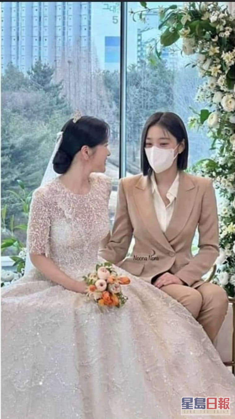 薛仁雅（右）参加朋友的婚礼，一度误传是与金世正拍试婚纱场口。