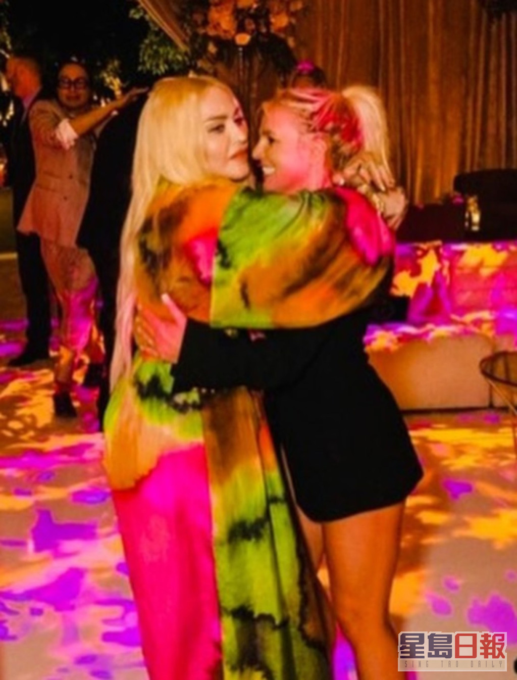 娜姐与Britney在舞池中共舞。