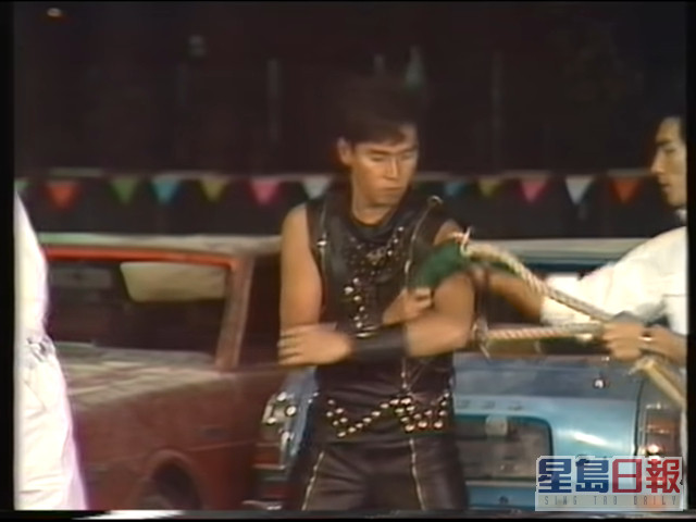 【1984年】谭咏麟双臂力敌四匹电单车！最后维持逾30秒，内地网民之前翻炒片段，更指如果表演失败，会成为现代版五马分尸。