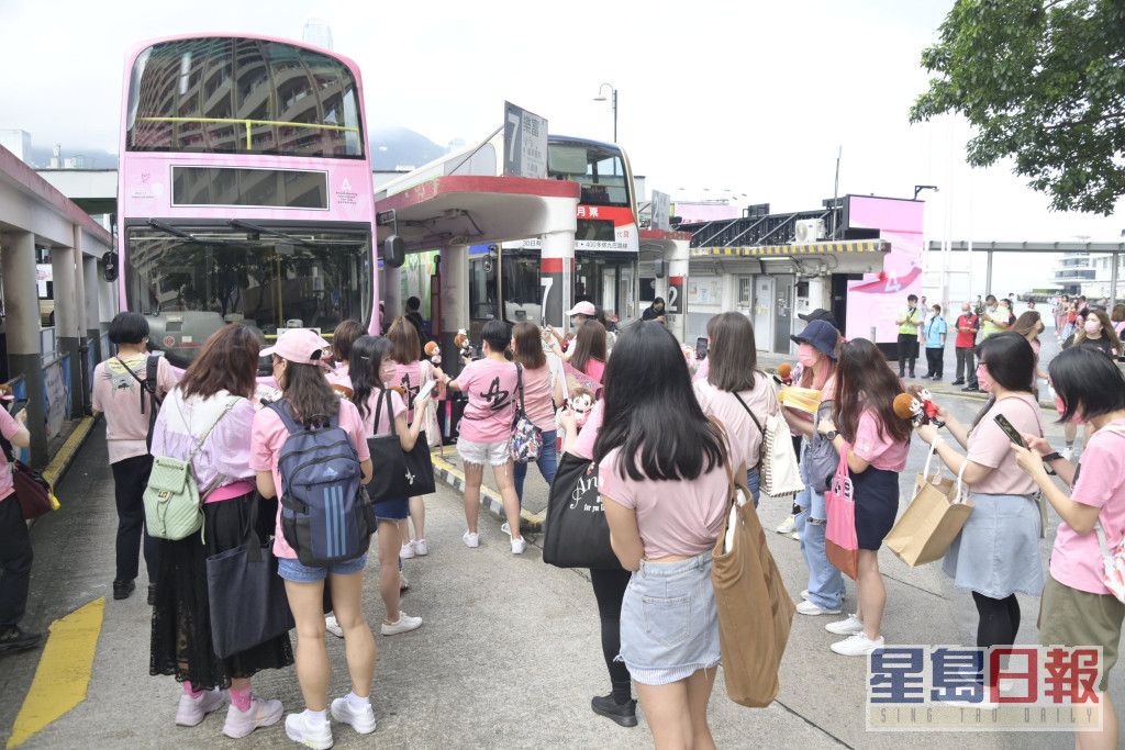 去年盧瀚霆的27歲生辰，「神徒」為教主舉行鋪天蓋地生日應援，安排多項免費交通及遊樂設施。