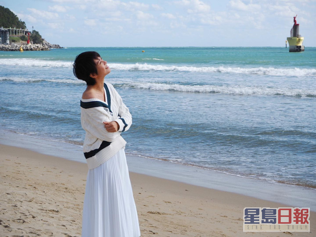 梁咏琪非常享受釜山的阳光与海滩。