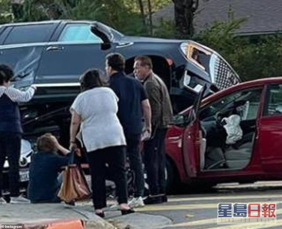 阿诺发生意外后落车了解情况，被撞女司机则坐在路旁等候救援。