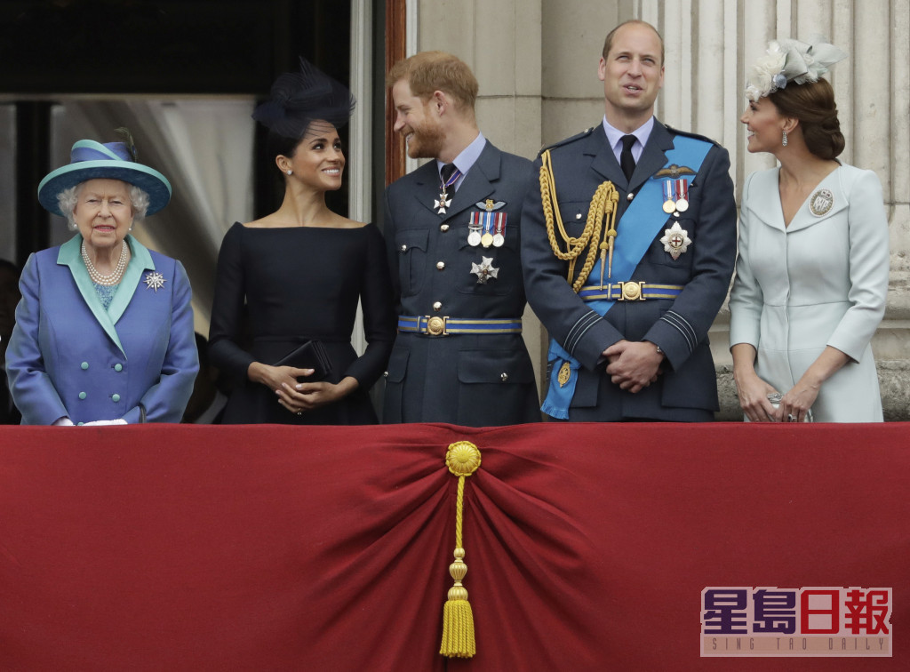 威廉(右二)會是皇位第一順位繼承人，哈里(右三)則是第5順位。AP圖片