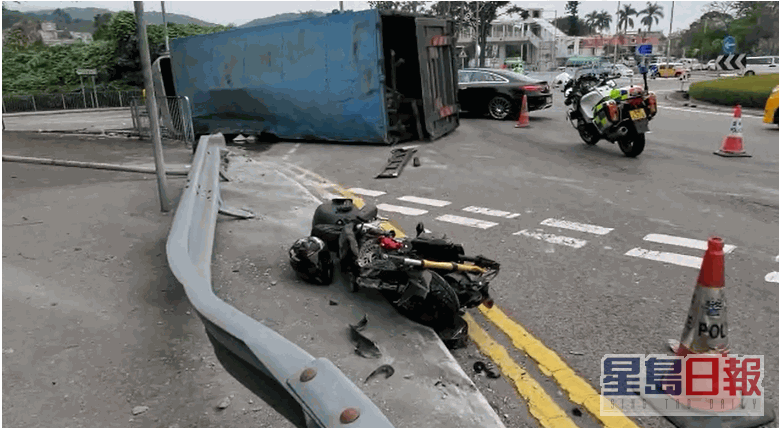 貨車翻側在路中電單車嚴重損毀。林思明攝