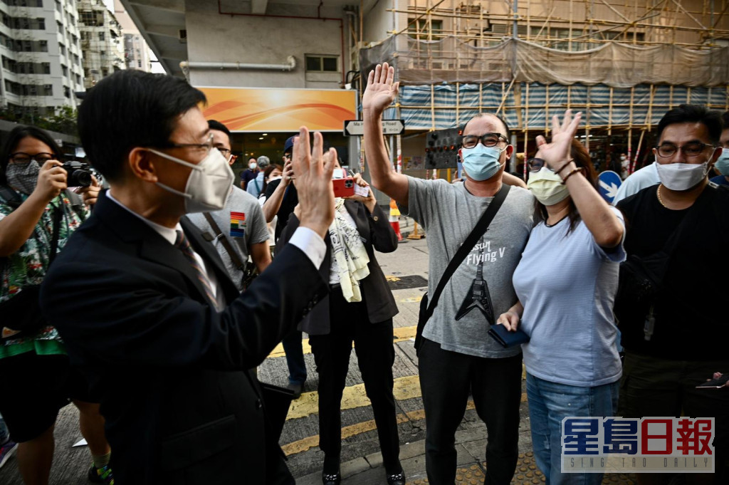 李家超與街上市民互動接觸。