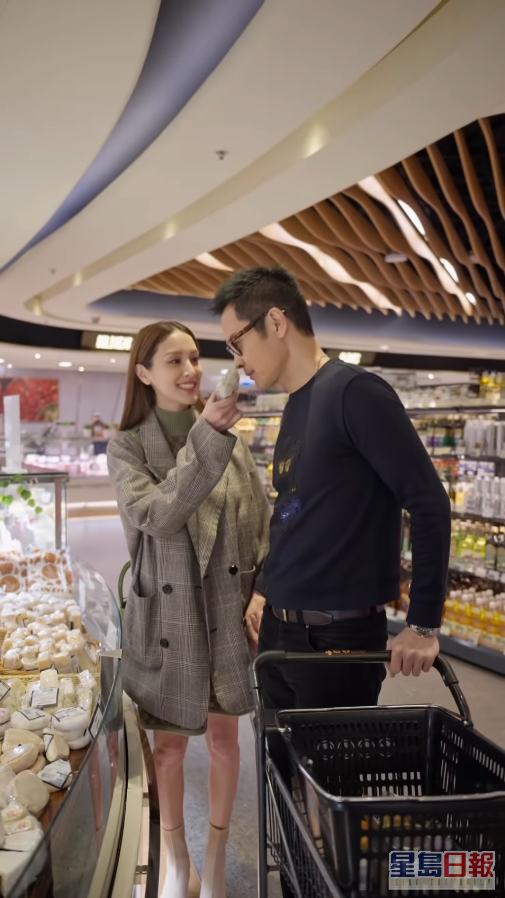 片中，产前的陈凯琳与郑嘉颖甜蜜漫游超市。