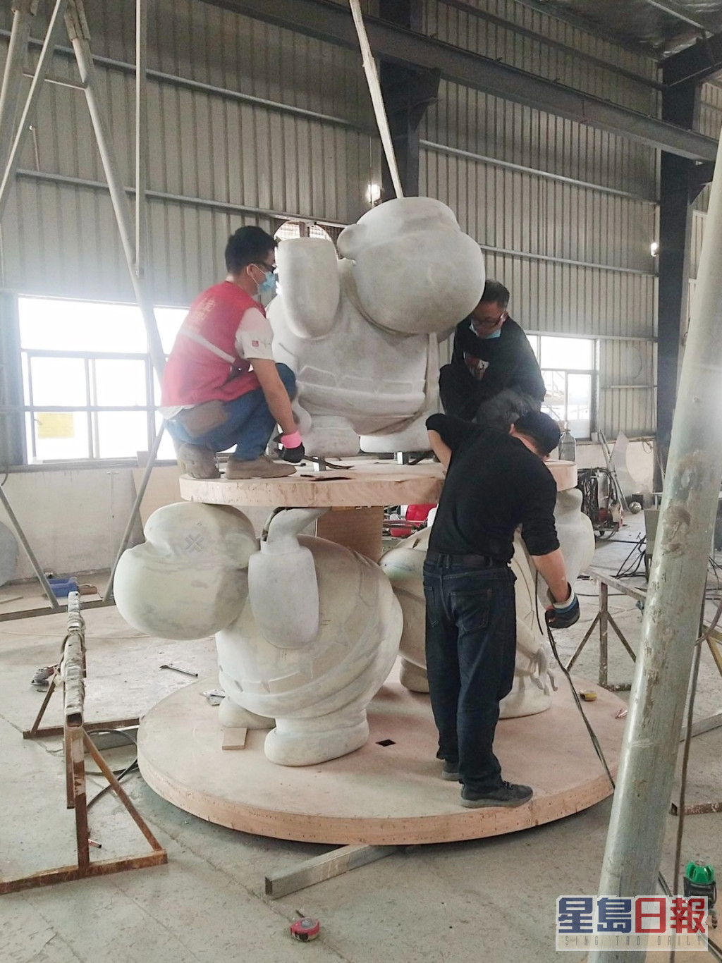 阿葛figure化身而成高4.5米的「醒狮叠罗汉」艺术装置。