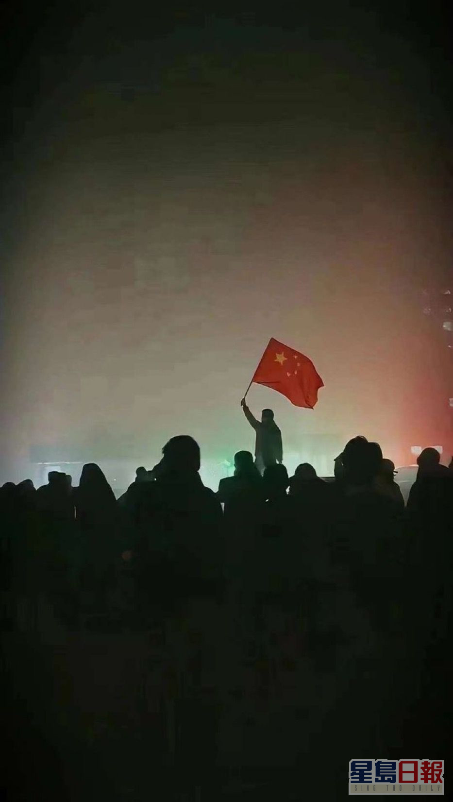 烏魯木齊有市民深夜舉國旗。