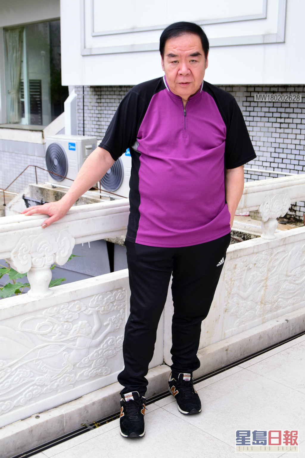现年71岁的郑则仕于90年代与朋友集资开电影公司，并签下张衞健。