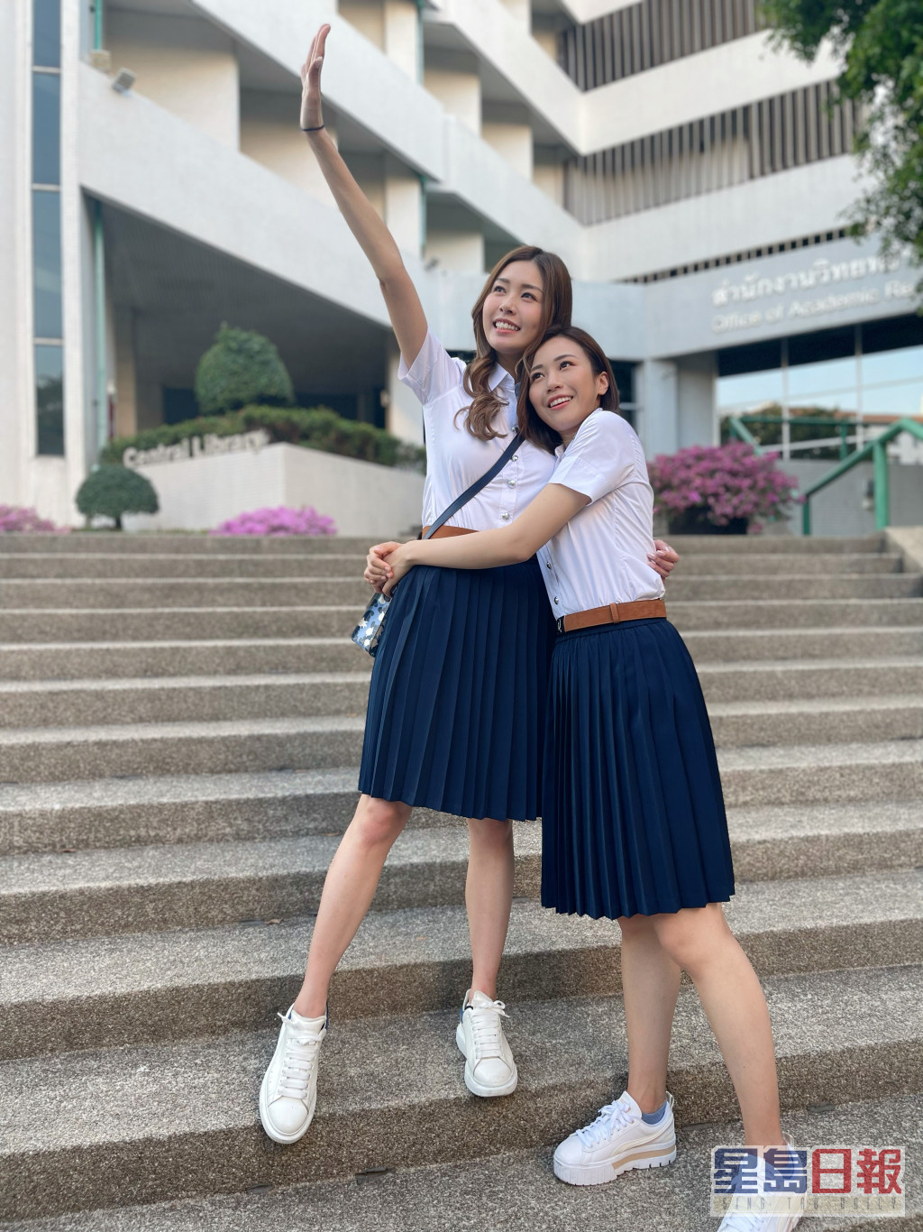 两人着上泰国校服，似拍青春校园剧。
