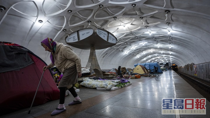 哈爾科夫有民眾棲身地鐵站避難。AP圖片