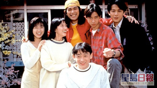 石田壹成（後排右二）在90年代在經典日劇《同一屋簷下》飾演三弟「柏木和也」走紅。