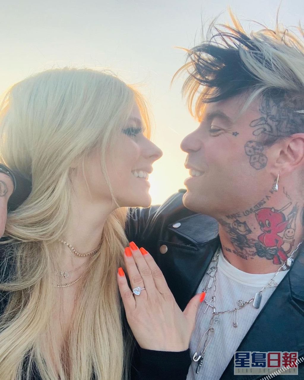 Avril接受Mod Sun求婚，并大晒5卡巨钻订婚戒指。