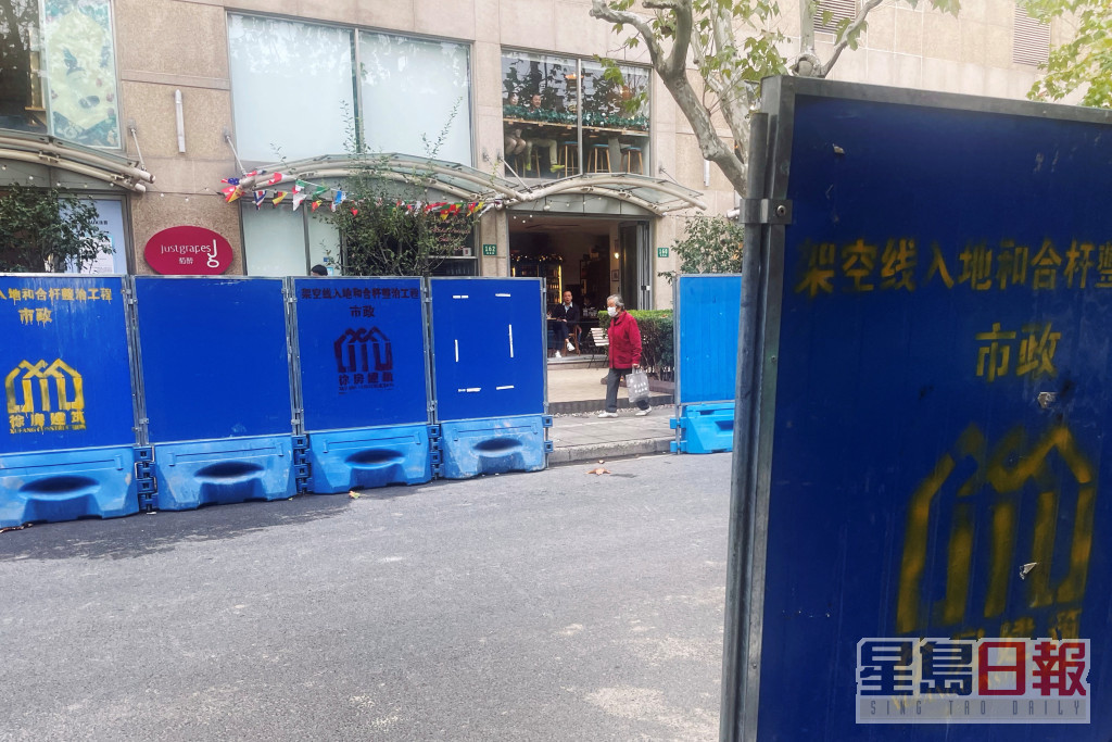 上海进一步加强商业场所疫情防控工作。reuters
