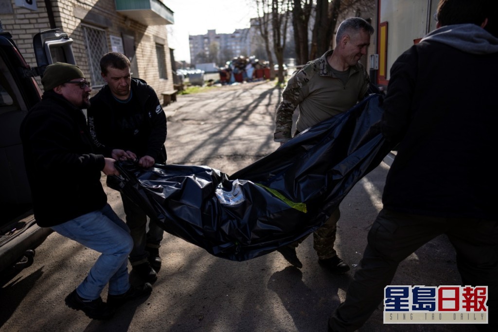 在基辅有志愿者协助处理尸体。AP