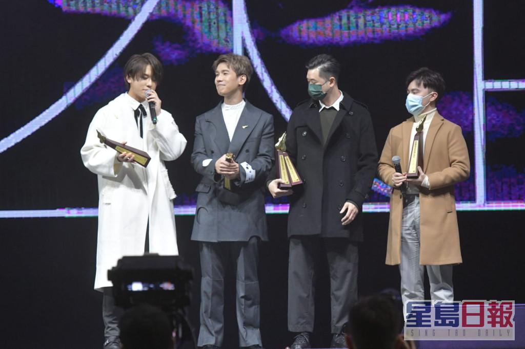 姜涛跟「我最喜爱的歌曲」的幕后团队上台领奖。