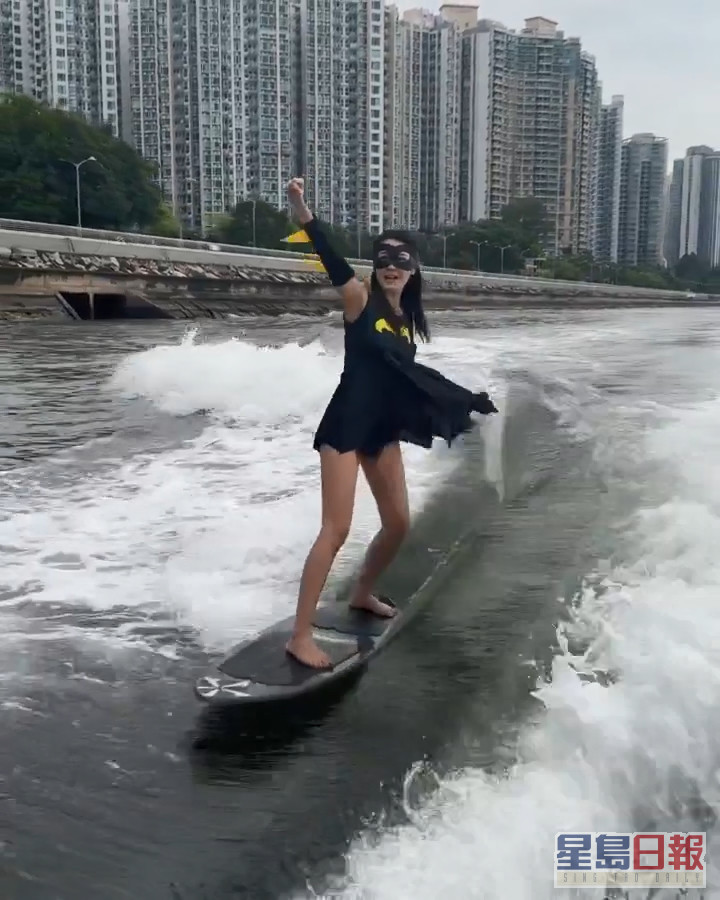 陈庭欣扮「蝙蝠女孩」（Batgirl）滑水，大骚长腿。