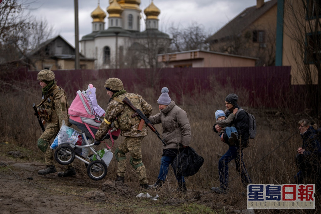 乌克兰指俄军在人道主义走廊向撤离的平民。AP 