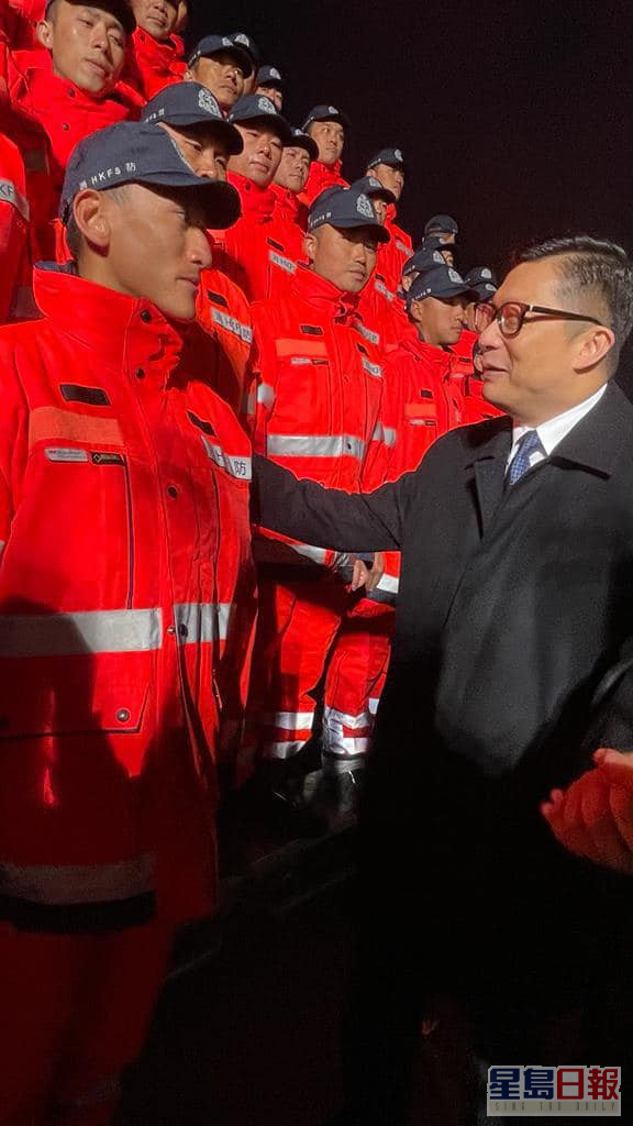 鄧炳強迎接返抵北京的救援隊成員。鄧炳強facebook圖片