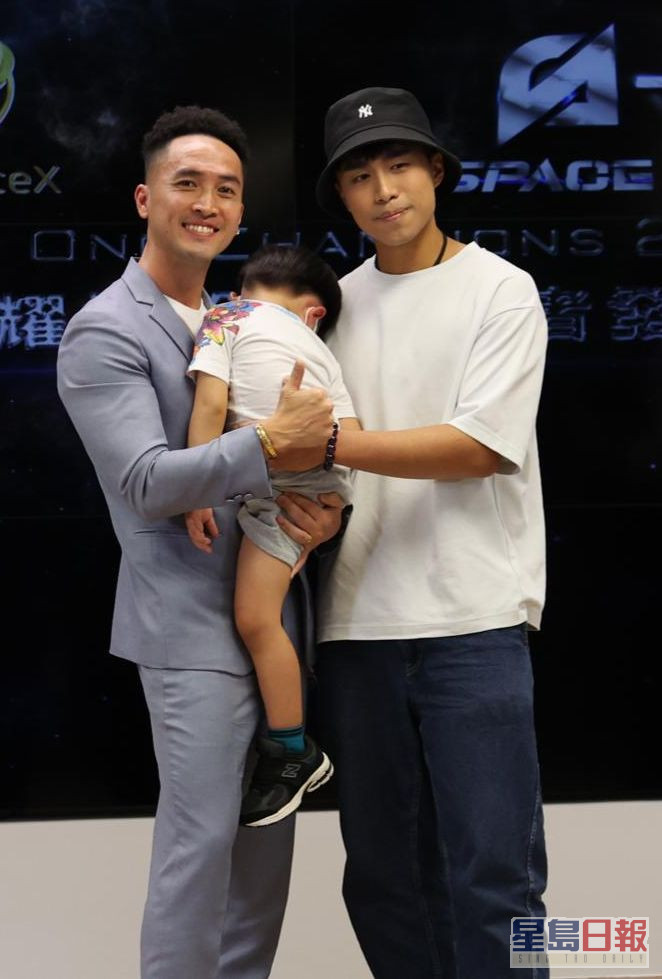 暖男爸爸陈国峰抱住儿子出席记者会。