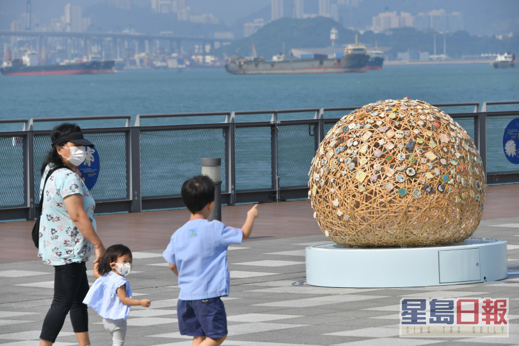 卑路乍灣海濱長廊舉行「我們的星空」陶瓷展覽。