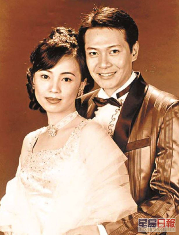 江華與鄧萃雯在1996年亞視劇集《我和春天有個約會》捧着，當時江華已跟麥潔文結婚4年。