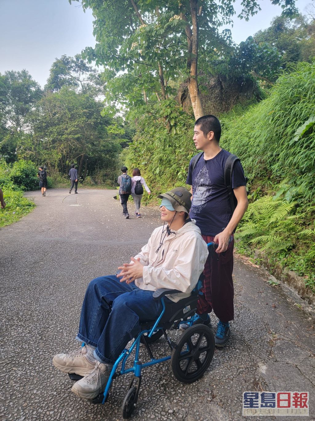 6號＠RubberBand矇眼坐上輪椅，體驗模擬衰老過程。