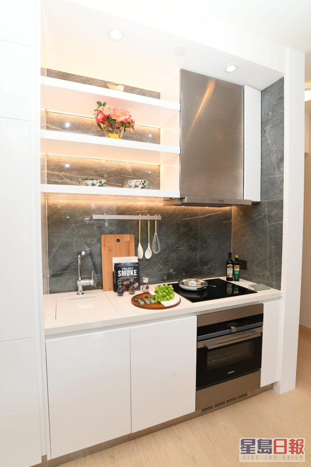 厨房以白色为主调，配合设计风格。