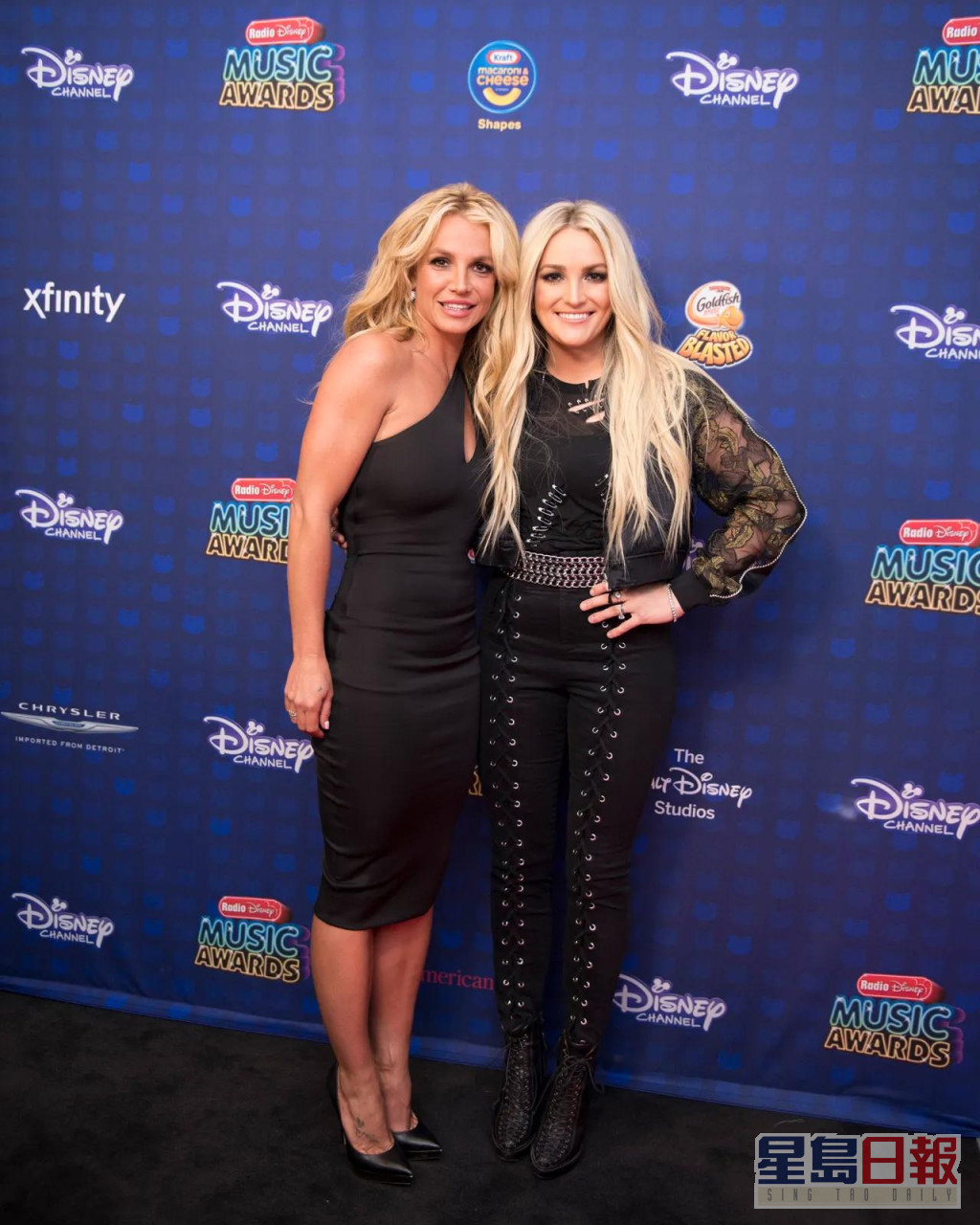 Britney Spears（左）近日对妹妹Jamie Lynn态度软化，表示很爱妹妹。