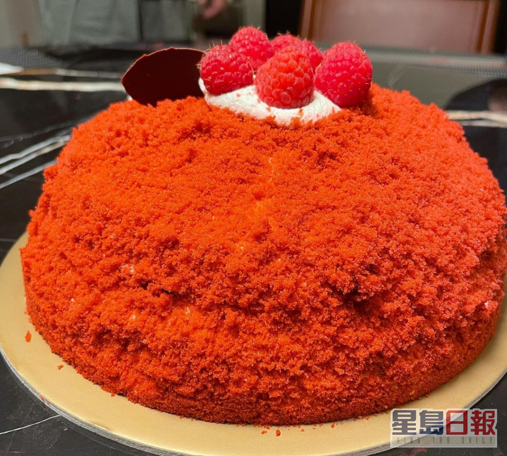 阿媽買咗個紅色蛋糕賀張敬軒生日，不過張敬軒覺得呢隻明明係橙色。