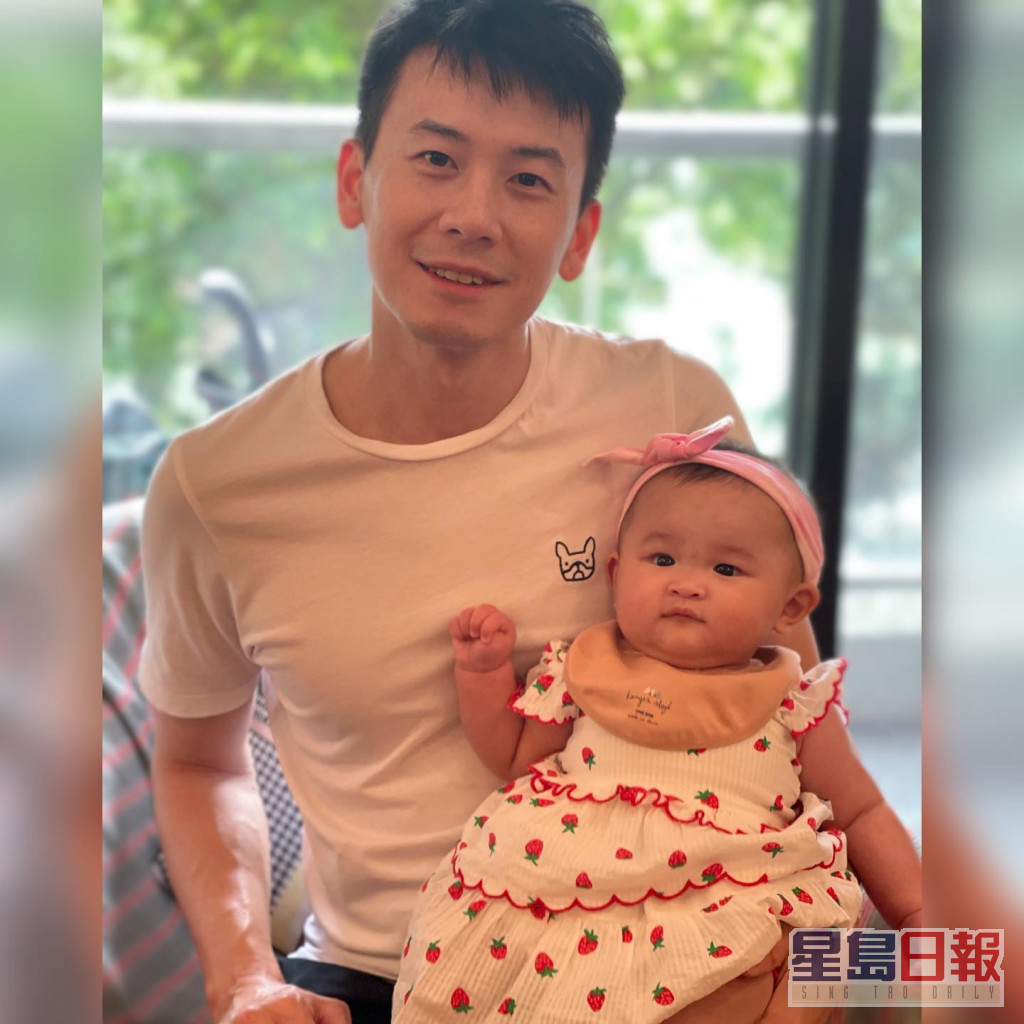 陈宇琛还贴出当年父亲抱着自己的童年相，以及自己抱女的照片作对比。