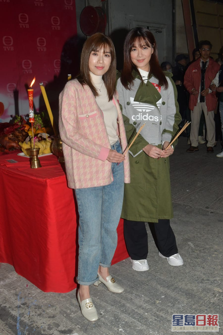 靓汤（右）和另一女主角黄智雯，发型十分相似。