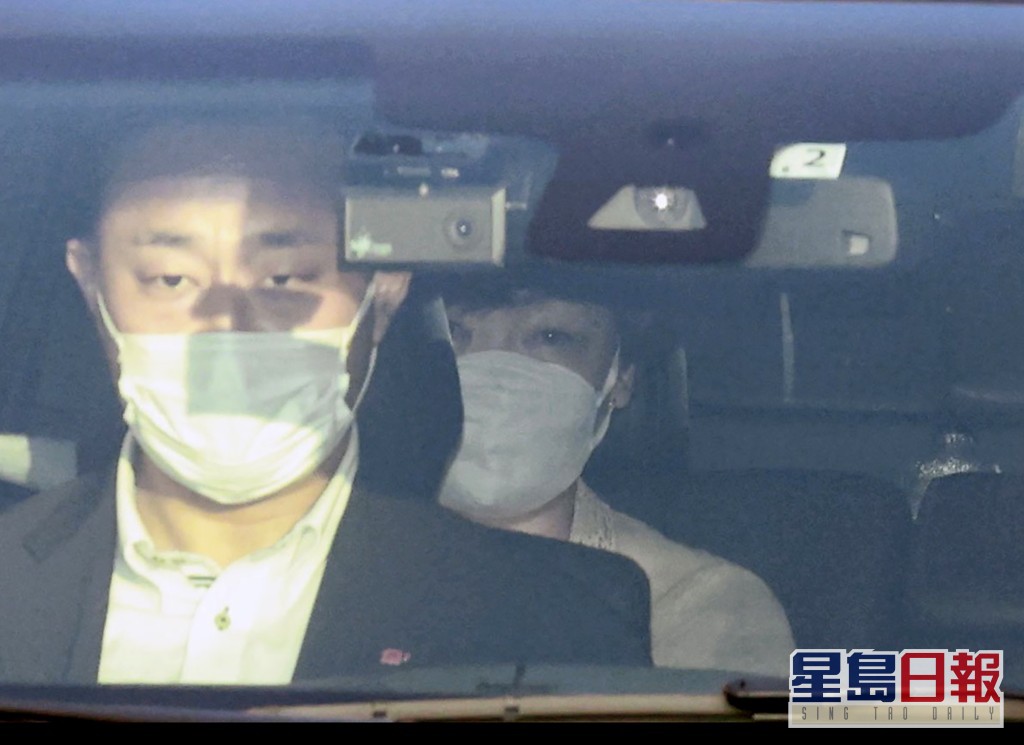安放安倍遺體的車輛從醫院出發，安倍昭惠坐在後座。AP圖片