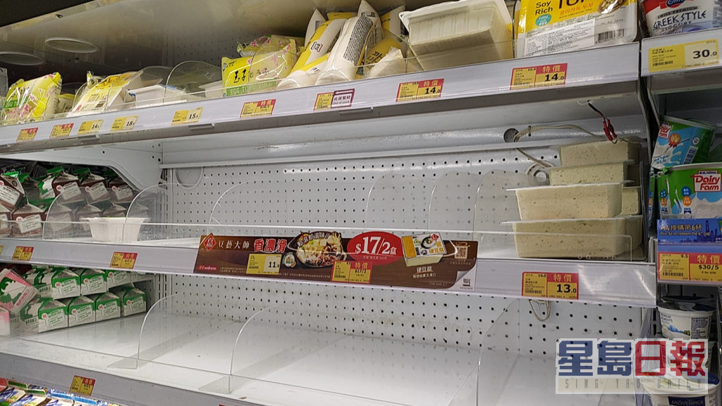 不少超市貨架被搶購一空。fb群組「屯門牛」圖片