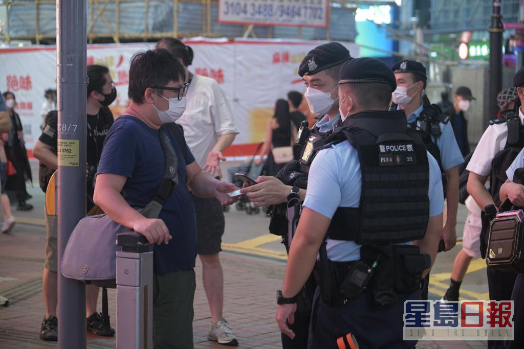 军装警员在铜锣湾一带驻守并截查市民。