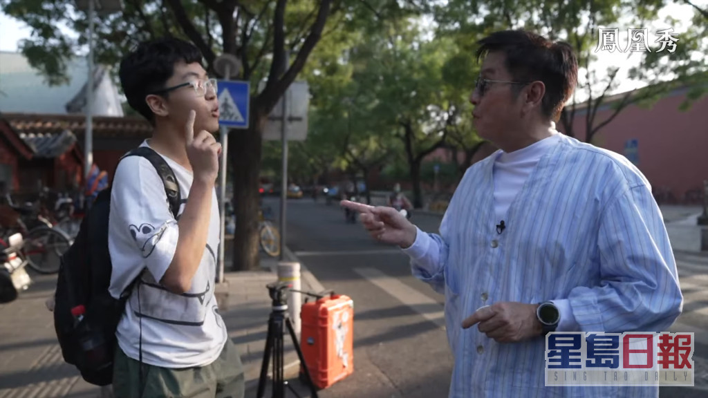 谭咏麟日前抽空接受内地节目访问，在北京街头巧遇00后广东歌歌迷，还即席合唱《知心当玩偶》，又为对方签名。