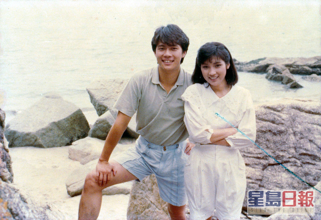 張兆輝1982年23歲時，曾與戚美珍、關禮傑、歐陽震華等拍攝《黃金十年》。