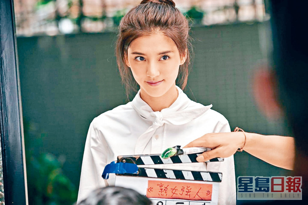 吴千语2010年因拍品牌广告而获赏识，随后签约黄百鸣旗下天马电影正式加入娱乐圈，2011年上映的处女作《开心魔法》更夥拍吴尊担正。