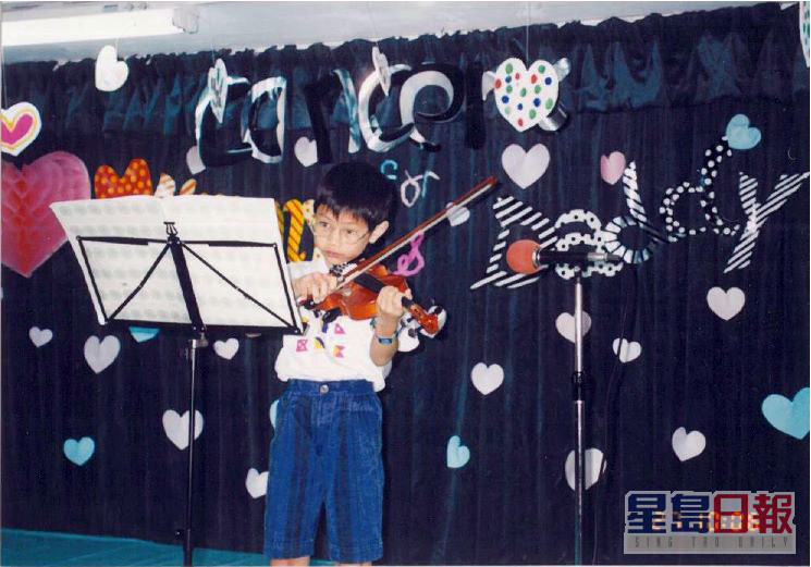 身为音乐才子的王子轩，细细个就会拉小提琴。