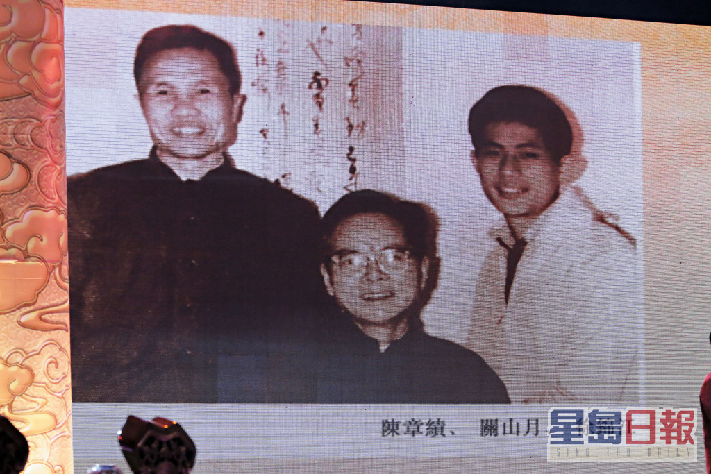 （左起）關山月女婿兼廣州美術學院教授陳章績、國畫大師關山月、入室弟子的徐錦江合照。
