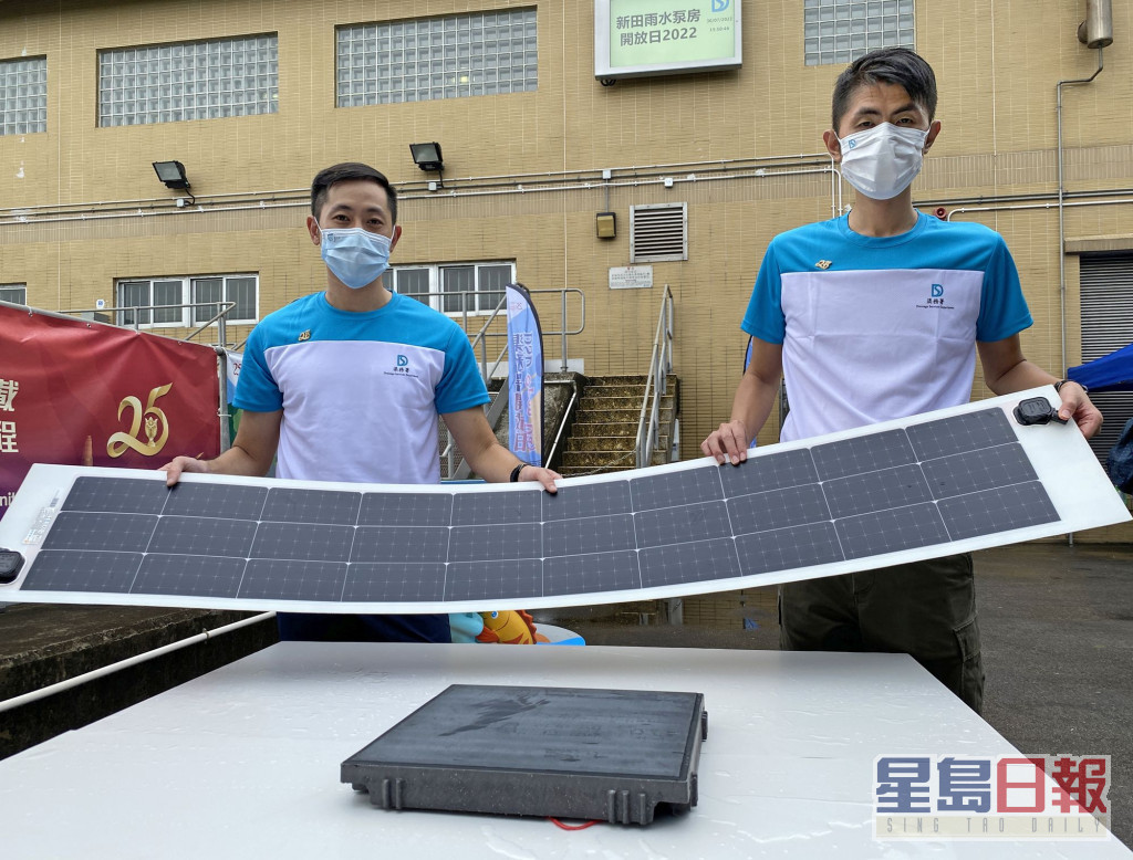 黎康豪（左）和詹世丞（右）介绍柔韧式太阳能光伏板和可踏式太阳能光伏板。网志图片