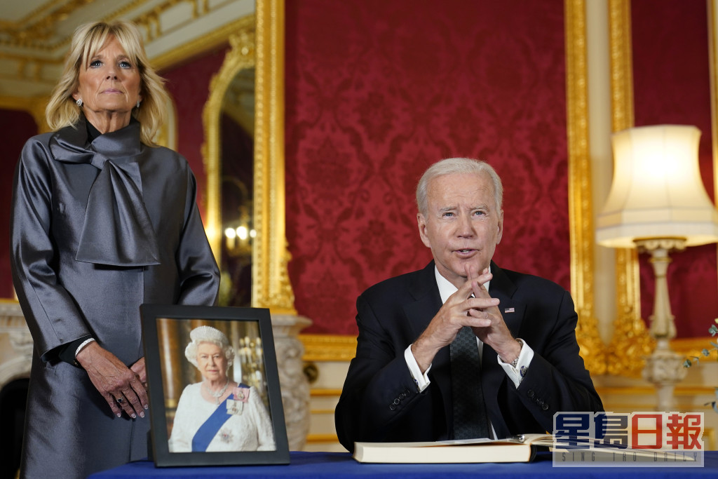 美國總統拜登和第一夫人吉爾瞻仰英女皇伊利莎白二世。AP