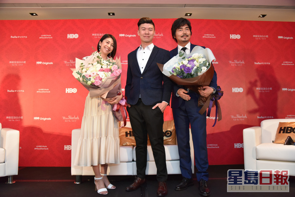 日本演員竹內結子（左）與小澤征悅（右）2018年在台北宣傳新戲「神探夏洛克小姐」。