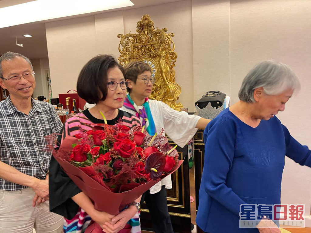 汪明荃获颁授金紫荆星章，收到不少恭贺。