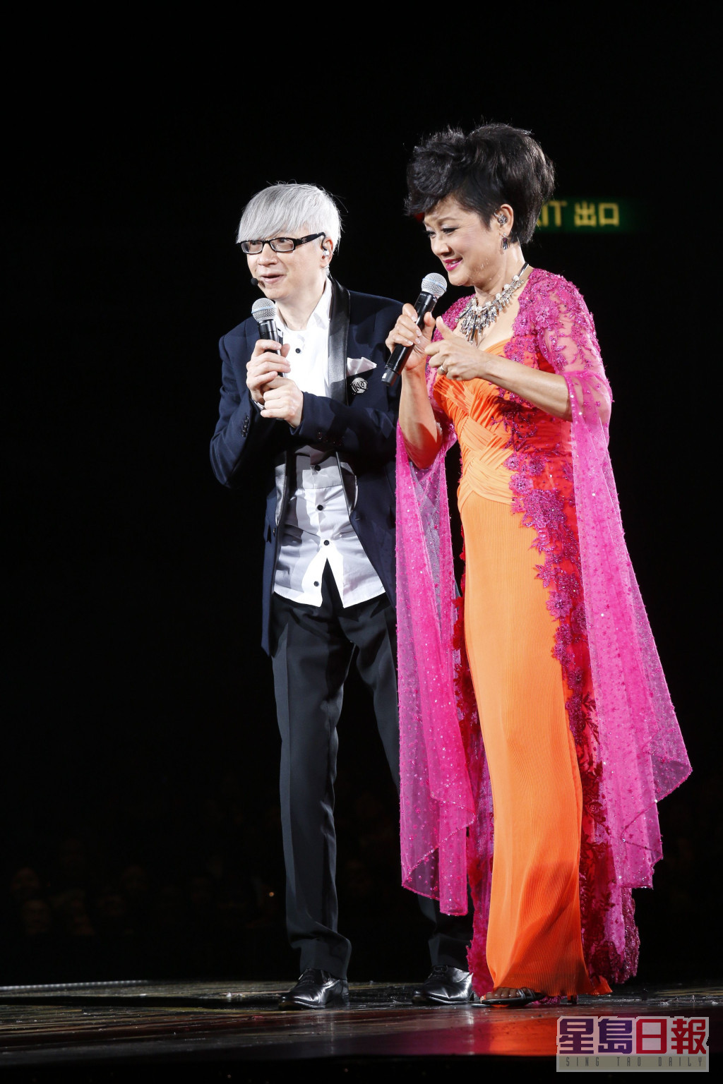 《顾嘉辉荣休盛典演唱会》首场开锣，叶丽仪与徐日勤献唱辉哥经典作品。
