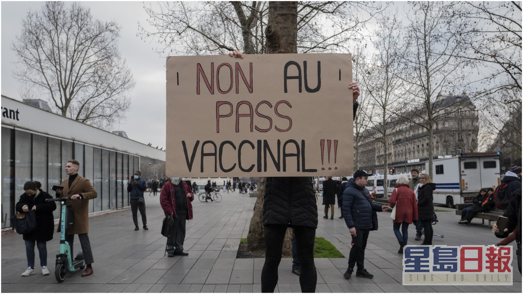 在巴黎示威者高舉不要疫苗通行證的標語。AP